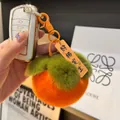 Simpatico portachiavi peluche a cachi con sfera morbida e ciondolo portafortuna - Buona Fortuna Cachi