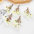 Cinco ramas de flores de seda blancas silvestres con pistilos amarillos y capullos rosas - Blanco