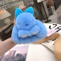 Portachiavi a coniglio blu di peluche con fiocco e gancio su borsa bianca - Celeste