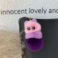 Portachiavi a bruco in peluche con occhiali rosa decorato su una borsa di pelle nera - Viola scuro