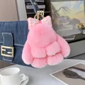 Llavero de conejo de peluche rosa con lazo de cuadros y perlas en un bolso vaquero - Rosa Brillante Lazo Perla