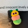 Dettaglio macro di un portachiavi a bruco di peluche colorato con occhiali su borsa - Piccoli fagioli verdi