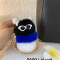 Dettaglio del ciondolo a bruco in peluche tricolore con occhiali e gancio dorato - Blu scuro