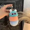 Dettaglio portachiavi a forma di bruco di peluche tricolore con occhiali e gancio - Arcobaleno