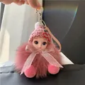 Detail van roze pluche pop sleutelhanger met gebreide muts en zijden lint decoratie - Oudroze