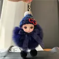 Macro detail van pluche pop sleutelhanger met blauwe gebreide muts en kersendetail - Donkerblauw
