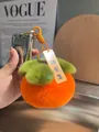 Dettaglio macro del portachiavi di peluche con ciondolo in acrilico e gancio a molla - Trio di Arachidi