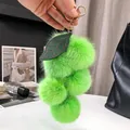 Dettaglio portachiavi a uva in pelliccia verde con foglia e anello in metallo oro - Verde Fluorescente