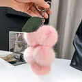 Dettaglio del portachiavi a uva in pelliccia di volpe rosa con foglia in pelle verde - Rosa