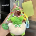Dettaglio di un portachiavi di peluche con cappello verde e ciondolo a forma di cuore - Bianco Sporco