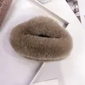 Vista detallada de la suave textura de pelo sintético marrón de esta pinza de invierno - Marrón