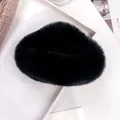 Primer plano de sombrero de piel sintética negra sobre fondo de estilo minimalista - Negro