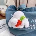 Detalle de llavero de conejo de peluche blanco con zanahoria en bolso vaquero - Blanco