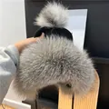 Dettaglio del bordo in pelliccia di volpe su un cappello invernale in maglia nera caldo - Taglia unica / Volpe Argentata