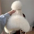 Dettaglio cappello in maglia a trecce con pompon in ecopelliccia e bordo in peluche - Taglia unica / Bianco Sporco