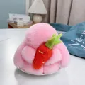 Détail d'un lapin en peluche rose avec un petit accessoire carotte orange mignon - Rose foncé