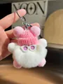 Gros plan du porte-clés en peluche blanche avec bonnet rose et lunettes de soleil - Blanc