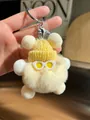 Détail du porte-clés boule de suie en peluche jaune avec mini bonnet et lunettes - Beige