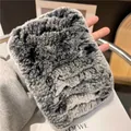 Macrodetail van de zachte grijs-witte rex konijnenbonttextuur op de winterse nekwarmer - Vorstzwart