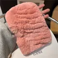 Detailopname van de zachte zalmroze rex konijnenbont nekwarmer met pluche textuur - Bonenrood