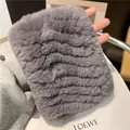 Detailopname van grijze pluche nekwarmer met horizontale geribbelde textuur - donkergrijs