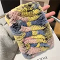Detailopname van een dikke meerkleurige pluche sjaal met gele, blauwe en roze imitatiebont-look - Bont Blauw