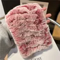 Detailopname van roze en beige imitatiebont nekwarmer met zachte pluche textuur - Frosted Rood