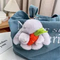 Llavero de conejo de peluche morado claro con zanahoria colgado en bolso de mezclilla - Gris claro