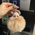 Llavero de muñeca linda con pompón de piel caqui y peinado de moño color violeta - Color Té con Leche