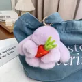 Détail d'un porte-clés lapin en peluche violette avec carotte sur un sac en jean - Violet Clair
