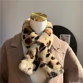 Dettaglio della sciarpa in ecopelliccia leopardata abbinata a un cappotto beige - Taglia unica / Stampa leopardata
