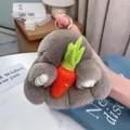 Détail du porte-clés lapin en peluche grise tenant une carotte avec anneau argenté - Marron