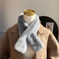 Dettaglio di una morbida sciarpa in finta pelliccia grigia abbinata a un cappotto beige - Taglia unica / Grigio