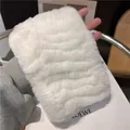 Witte konijnenbont nekwarmer met horizontale streeptuur, vastgehouden in de hand - Wit