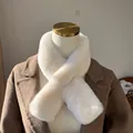 Dettaglio sciarpa in finta pelliccia bianca con design incrociato su cappotto marrone - Taglia unica / Bianco Sporco