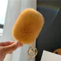 Detail eines flauschigen Eiscreme-Anhängers aus Kaninchenfell mit goldenem Karabiner - Ingwergelb (Nr.7)