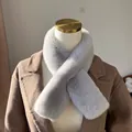 Dettaglio di una sciarpa in finta pelliccia di coniglio grigio chiaro con design a incrocio - Taglia unica / Grigio chiaro