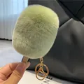 Nahaufnahme von flauschigem hellgrünem Plüsch-Eis-Schlüsselanhänger mit Goldring - Hellgrün (Nr. 14)