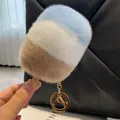 Detail eines Plüsch-Eiscreme-Anhängers mit dreifarbigem Kunstfell und goldenem Ring - Himmelblau Weiß Hellbraun Patchwork (Nr.13)