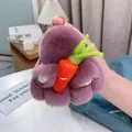 Détail d'un porte-clés lapin en fourrure violette tenant une carotte avec crochet - Bleu Violet