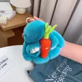 Gros plan du porte-clés lapin en peluche bleue avec une carotte et un anneau doré - Vert malachite