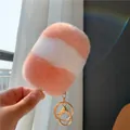 Nahaufnahme von rosafarbenem und weißem Rex-Kaninchenfell-Eiscreme-Anhänger in der Hand - Rosa Weiß Gestreift (Nr.2)