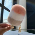 Nahaufnahme vom dreifarbigen Plüsch-Eiscreme-Anhänger mit goldenem Schlüsselring - Rosa Weiß Kamel Patchwork (Nr.9)