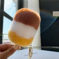 Nahaufnahme eines dreifarbigen Plüsch-Eiscreme-Anhängers mit goldenem Metallring - Dunkelbraun Weiß Gelb Patchwork (Nr.10)