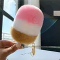 Nahaufnahme des dreifarbigen Plüsch-Eis-Anhängers mit goldenem Schlüsselring - Rosa Weiß Braun Gelb Patchwork (Nr.12)