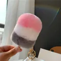 Nahaufnahme des dreifarbigen Plüsch-Eis-Anhängers mit Holzstab und goldener Kette - Rosa Weiß Grau Patchwork (Nr.8)