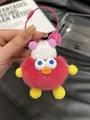 Portachiavi mostro in peluche rosso con cappello bianco a maglia e orecchie viola - Fragola