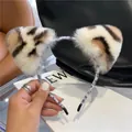 Macro detail van de luipaardprint kattenoren haarband met zachte faux fur textuur - Lichte Luipaardprint