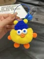 Portachiavi con papera di peluche gialla con cappello blu a maglia e campanellino - Giallo