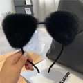 Detail van een zachte zwarte pluche kattenoren hoofdband gemaakt van dikke imitatievacht - Zwart